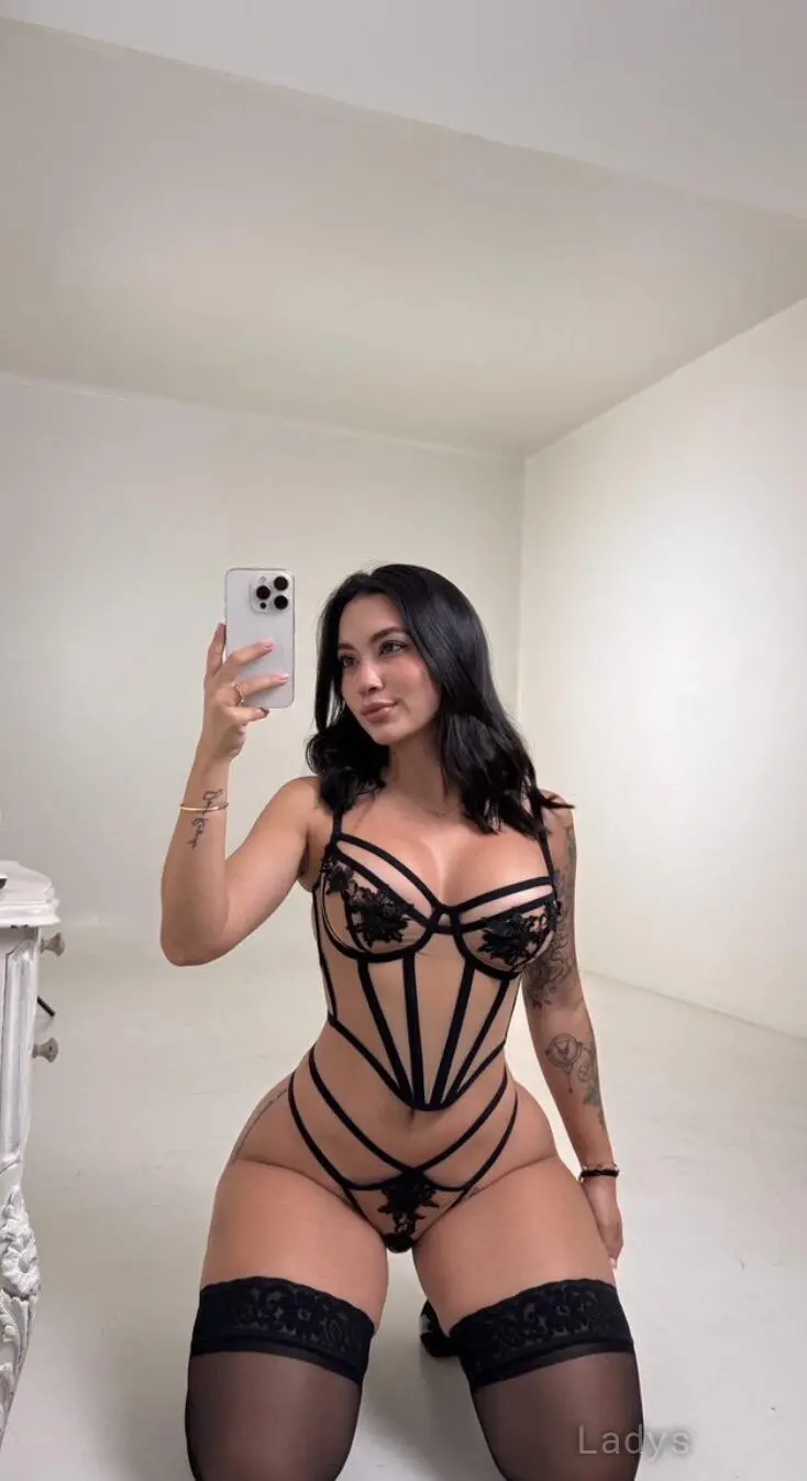 Vixa, 24 years beautiful nude Beverly Hills escorts girl, height 158 sm, Weight 41 kg