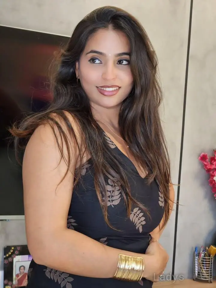 Priya, 22 years old Bhopal escort girl with big tits, height 165 sm, Weight kg