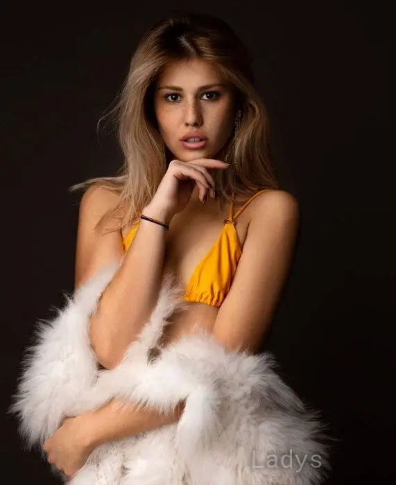 Alice, 24 years beautiful nude Bologna escorts girl, height 170 sm, Weight 46 kg
