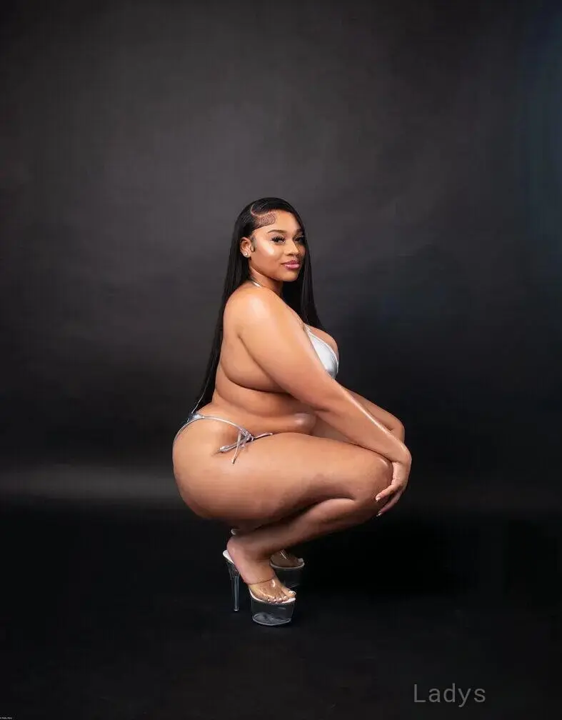 ebony Boston | Ladys.one