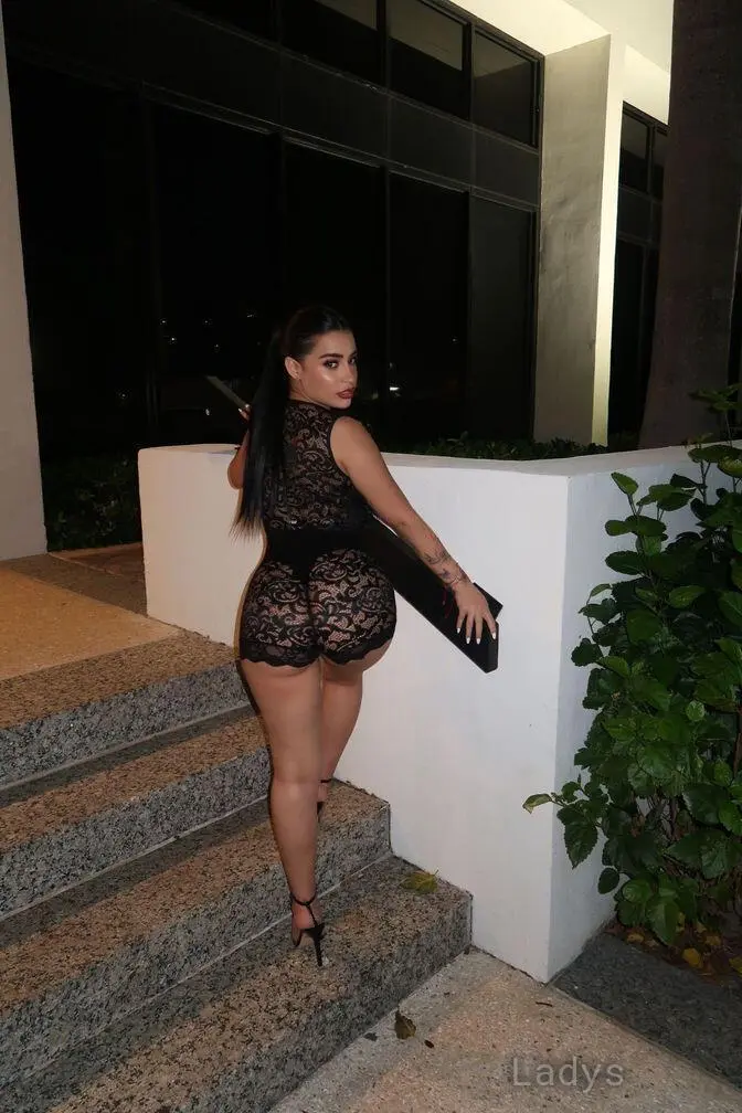 Sarah, 23 years beautiful nude Boston escorts girl, height 154 sm, Weight 56 kg