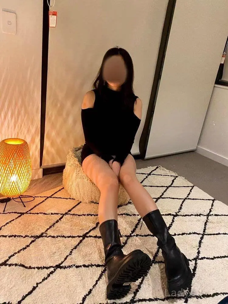 Elara Lee, 24 years beautiful nude Brisbane escorts girl, height 170 sm, Weight 53 kg