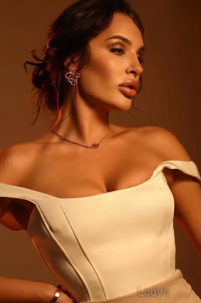Lovely Prue, 20 years beautiful nude Brisbane escorts girl, height 168 sm, Weight 62 kg