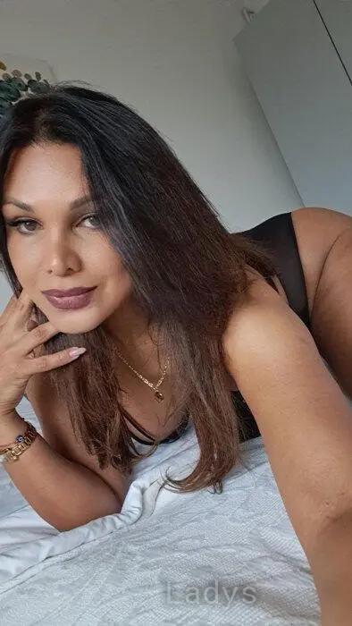 Catherine, 33 years beautiful nude Budapest escorts girl, height 175 sm, Weight 69 kg