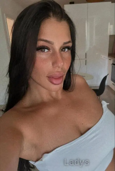 Letti, 23 years beautiful nude Budapest escorts girl, height 165 sm, Weight 71 kg