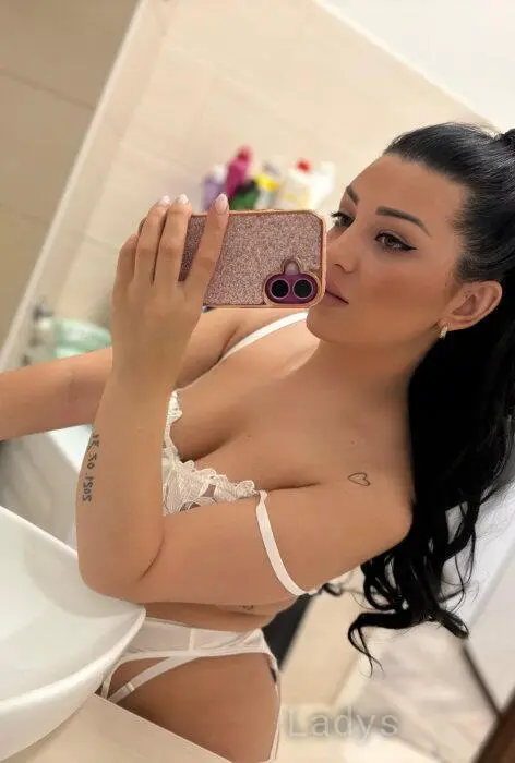 Martina, 24 years beautiful nude Budapest escorts girl, height 160 sm, Weight 54 kg