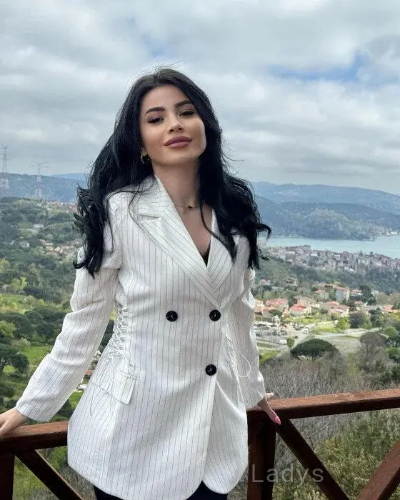 Elif, 22 years old Bursa escort girl with big tits, height 167 sm, Weight 50 kg