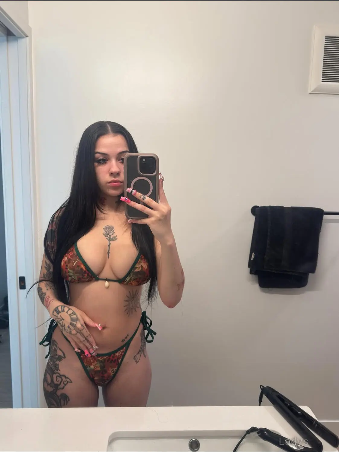 Amber saylor, 27 years beautiful nude BWI escorts girl, height 126 sm, Weight 44 kg