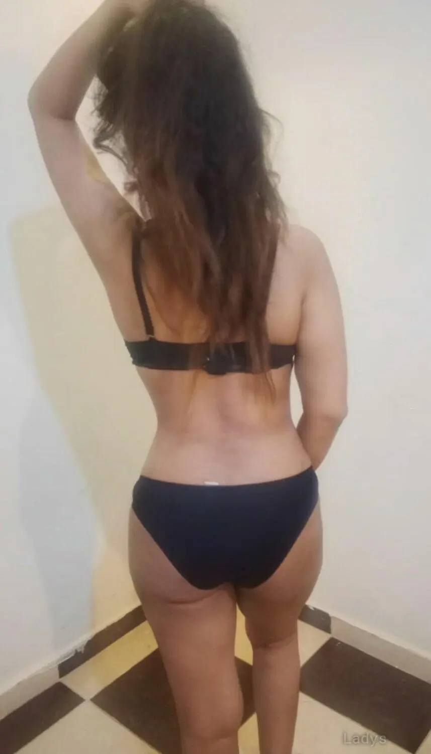 Lara,  years old Cairo escort girl with big tits, height  sm, Weight  kg