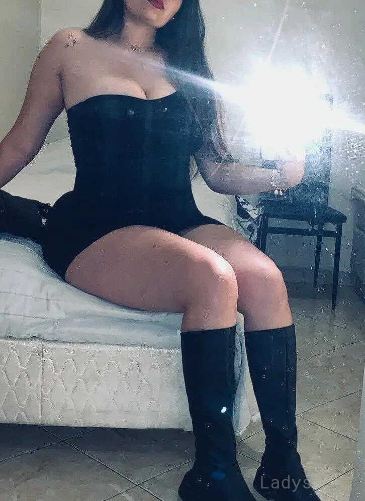 Malak, 23 years old Cairo escort girl with big tits, height 175 sm, Weight kg