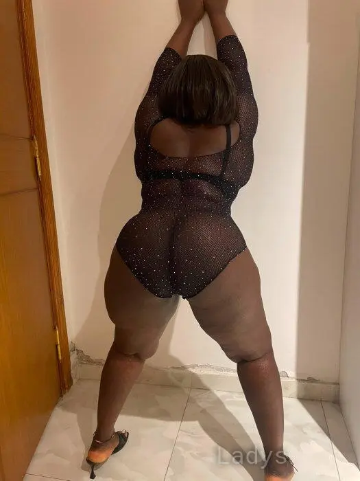 Mia, 24 years beautiful nude Cairo escorts girl, height 164 sm, Weight 80 kg
