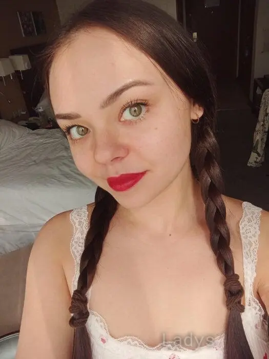 Mia, 25 years beautiful nude Cairo escorts girl, height 160 sm, Weight 52 kg