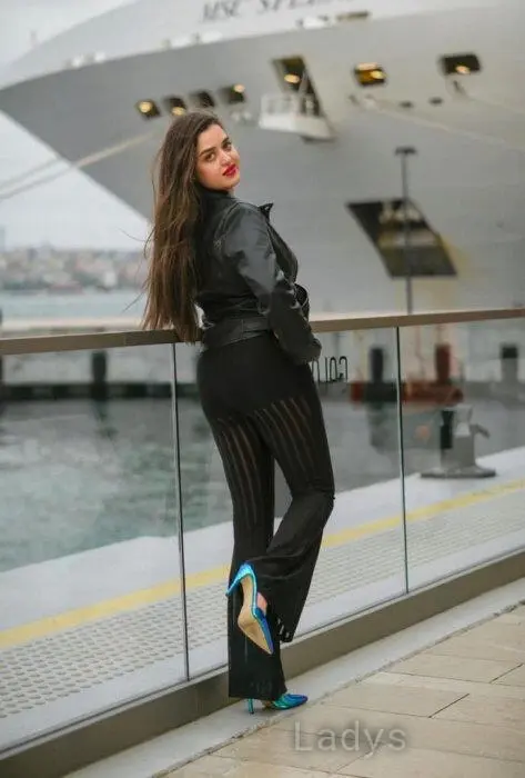 Salwa, 18 years beautiful nude Cairo escorts girl, height 170 sm, Weight 40 kg