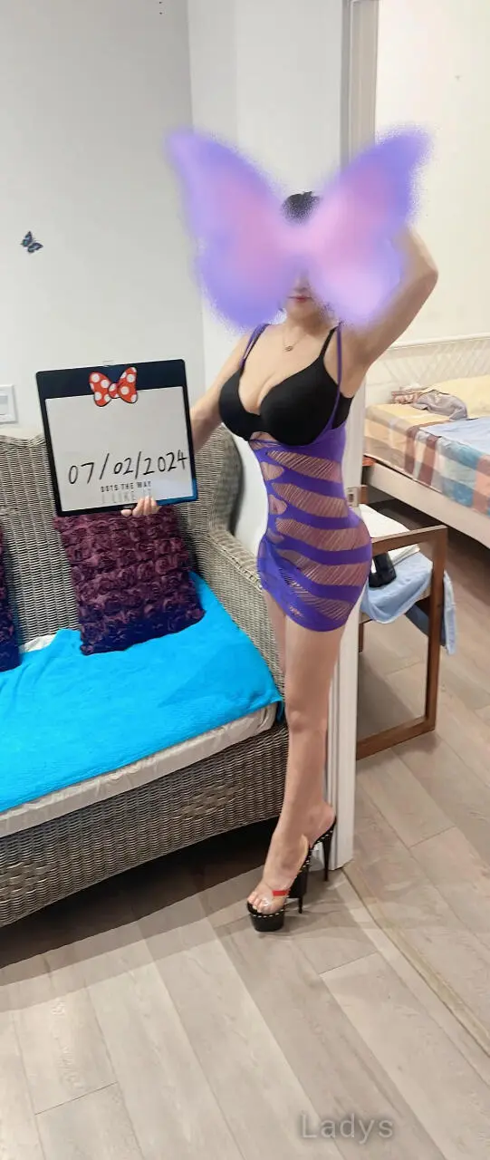 Qiqi, 24 years beautiful nude Calgary escorts girl, height 153 sm, Weight 51 kg