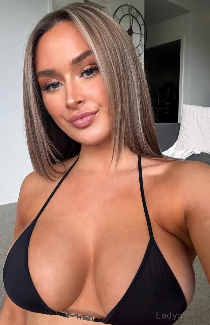 Hollycostello, 26 years old Canberra escort girl with big tits, height 164 sm, Weight 53 kg