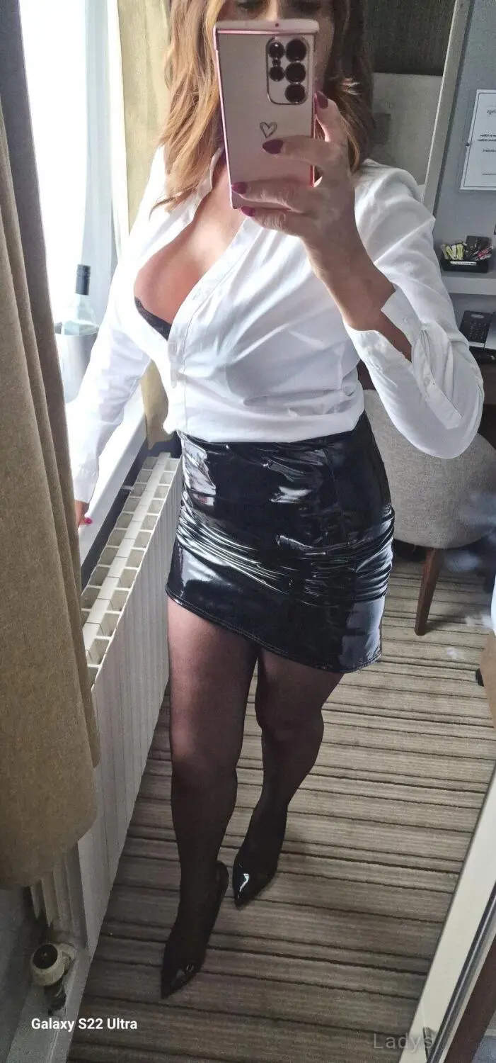 Barbara, 50 years beautiful nude Cardiff escorts girl, height 170 sm, Weight  kg