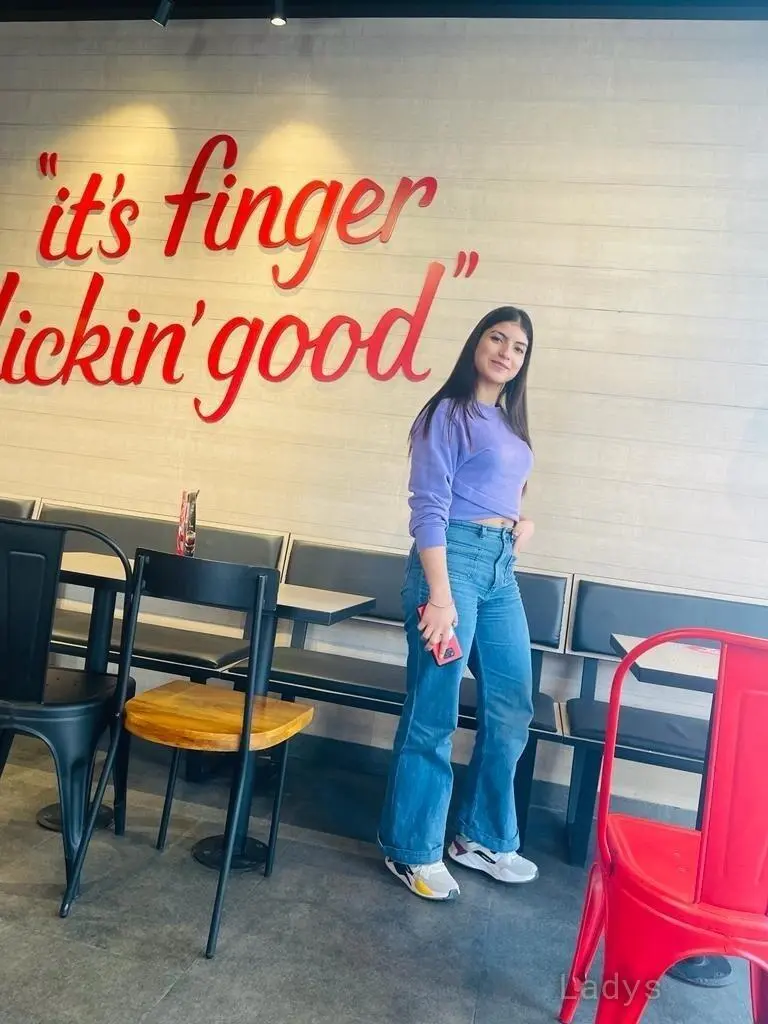 𝑅𝒶𝓈𝒽𝓂𝒾, 23 years old Chandigarh escort girl with big tits, height 157 sm, Weight kg