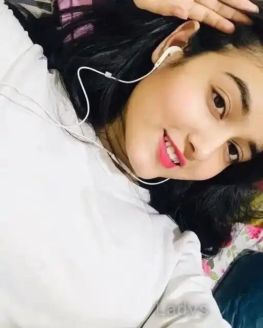 Simran, 23 years beautiful nude Chandigarh escorts girl, height 153 sm, Weight kg
