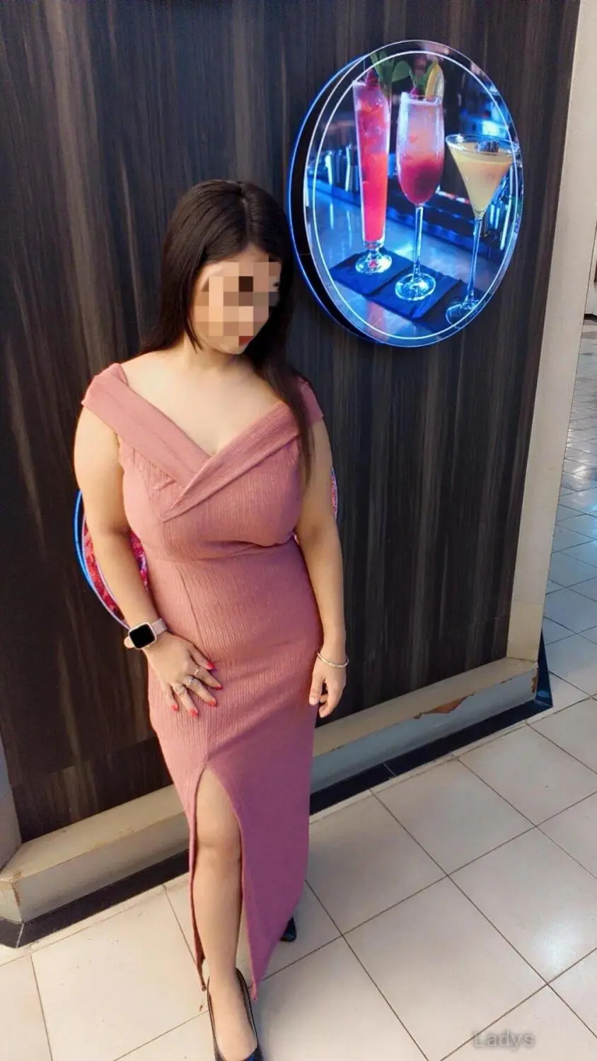 Olivia, 23 years old Chennai escort girl with big tits, height 156 sm, Weight kg