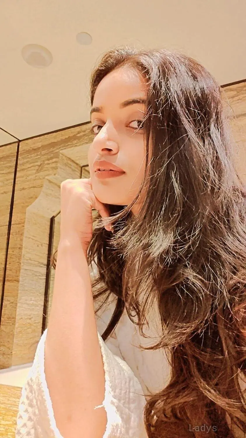 VEDIKA, 23 years old Chennai escort girl with big tits, height 154 sm, Weight  kg