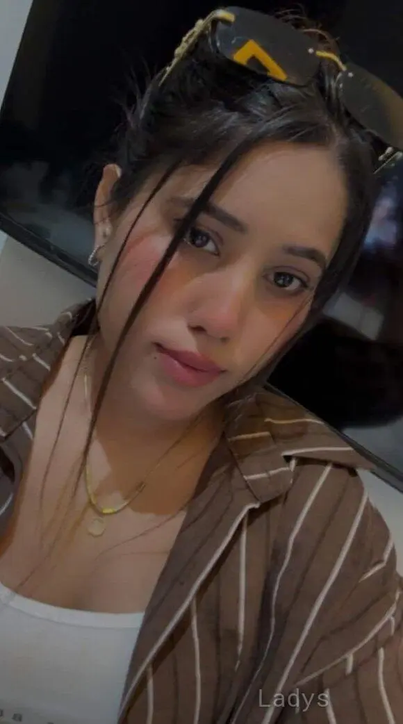 Gunja, 23 years beautiful nude Chennai escorts girl, height 162 sm, Weight  kg
