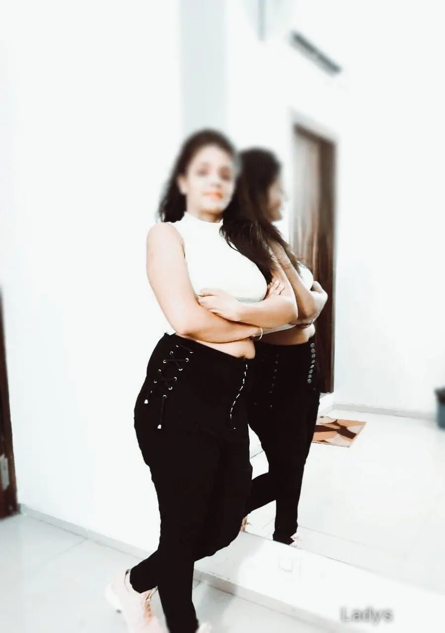 Lisa, 21 years beautiful nude Chennai escorts girl, height 153 sm, Weight  kg