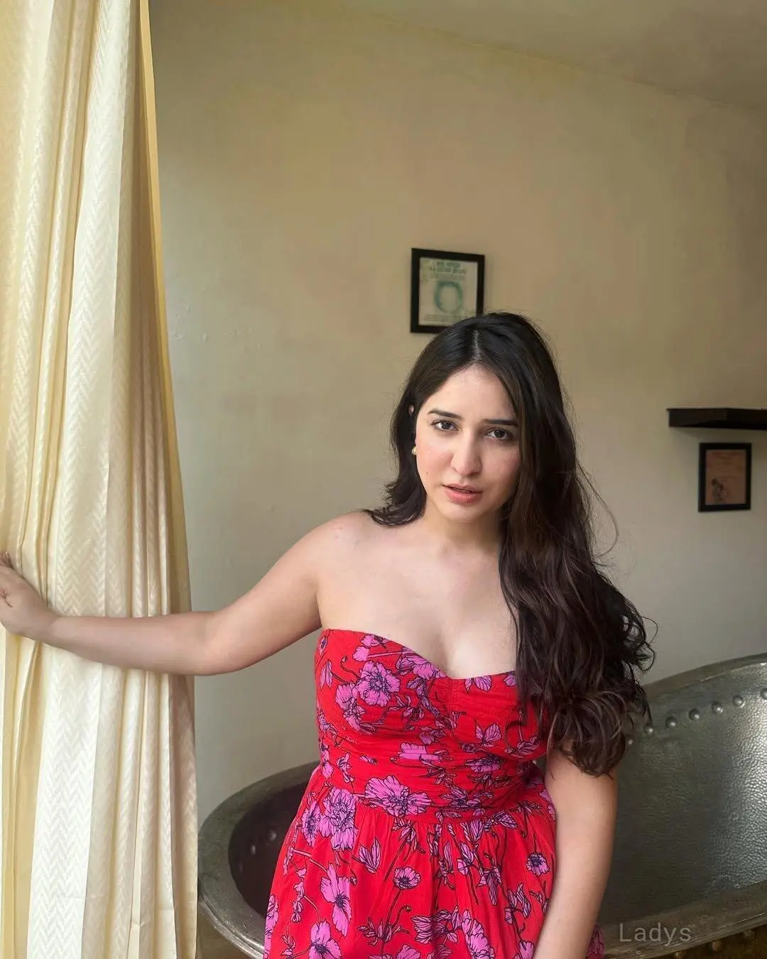 Pallavi, 23 years beautiful nude Chennai escorts girl, height 154 sm, Weight  kg