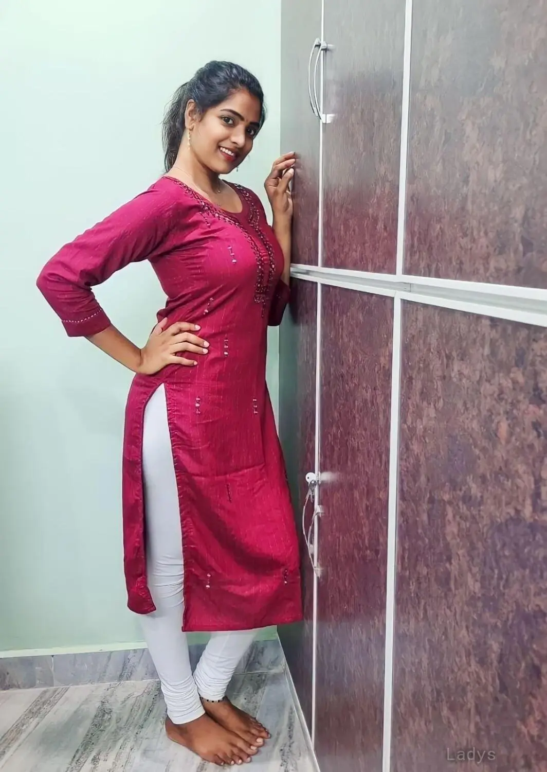 Shreya, 22 years beautiful nude Chennai escorts girl, height 154 sm, Weight  kg