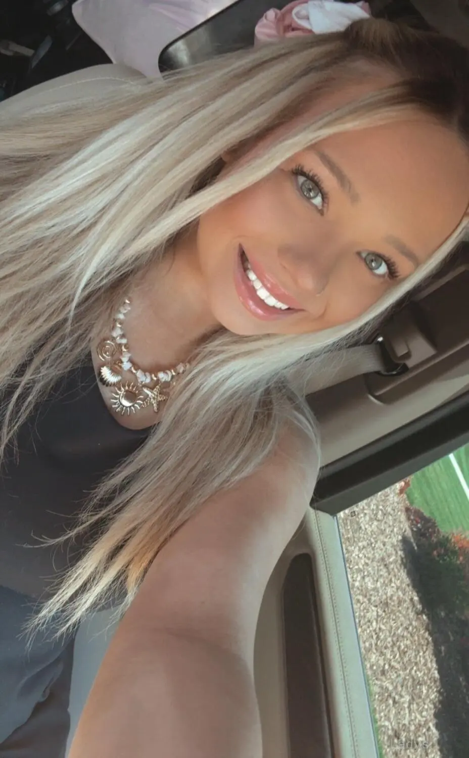 IzzieBabe96_, 28 years old Chicago escort girl with big tits, height 161 sm, Weight 60 kg