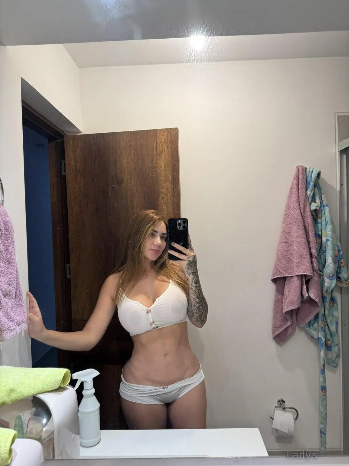 Ariana, 27 years beautiful nude Chicago escorts girl, height 157 sm, Weight 51 kg