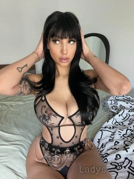 I'm Matty wet and down to have fun, 28 years beautiful nude Chicago escorts girl, height 176 sm, Weight 61 kg