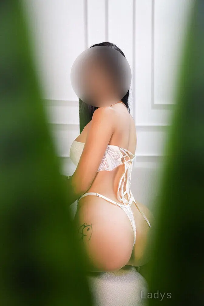 Kourtney, 23 years beautiful nude Chicago escorts girl, height 160 sm, Weight 55 kg