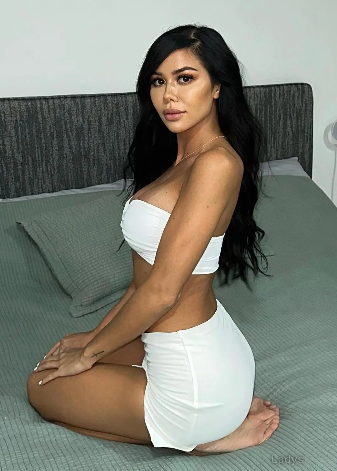 Peyton Chorvat, 32 years beautiful nude Chicago escorts girl, height 172 sm, Weight 54 kg