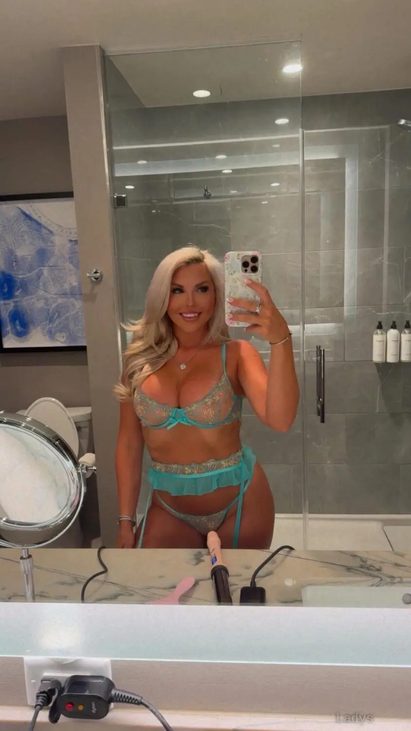 Sophie, 30 years beautiful nude Chicago escorts girl, height 164 sm, Weight 58 kg