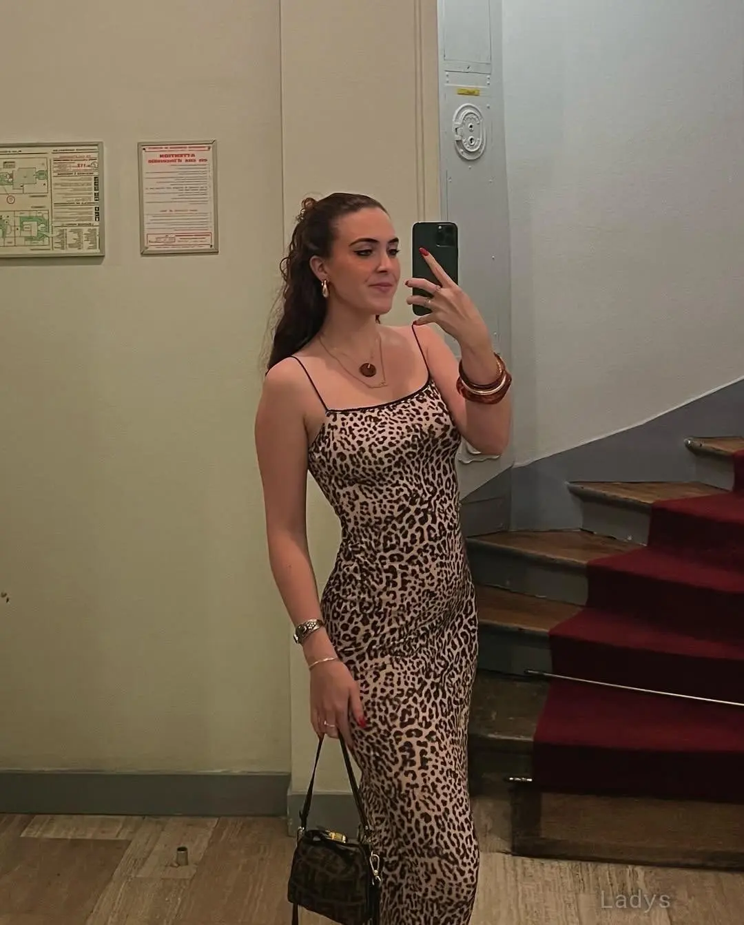Gwen, 23 years beautiful nude Clichy escorts girl, height 171 sm, Weight 68 kg