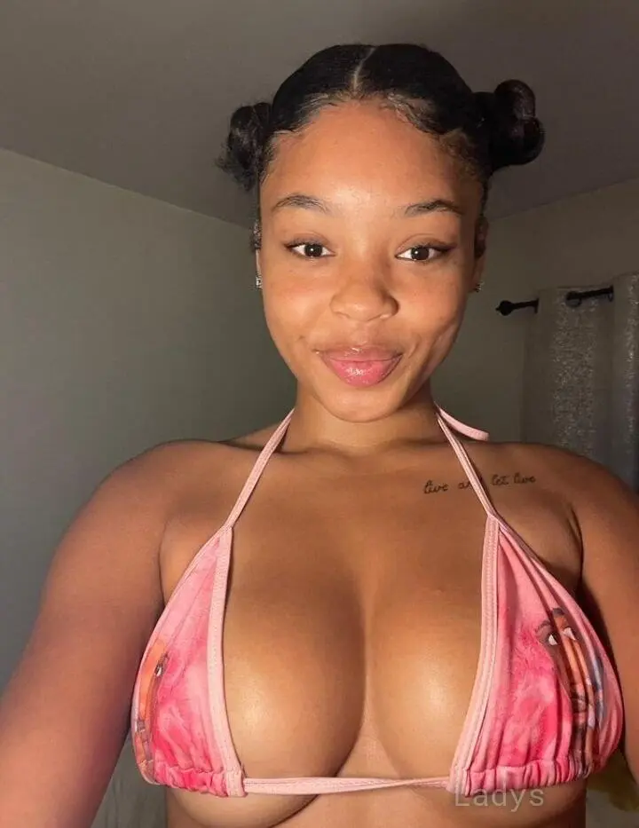 Morelle Naomie, 28 years beautiful nude Cologne escorts girl, height 172 sm, Weight 67 kg