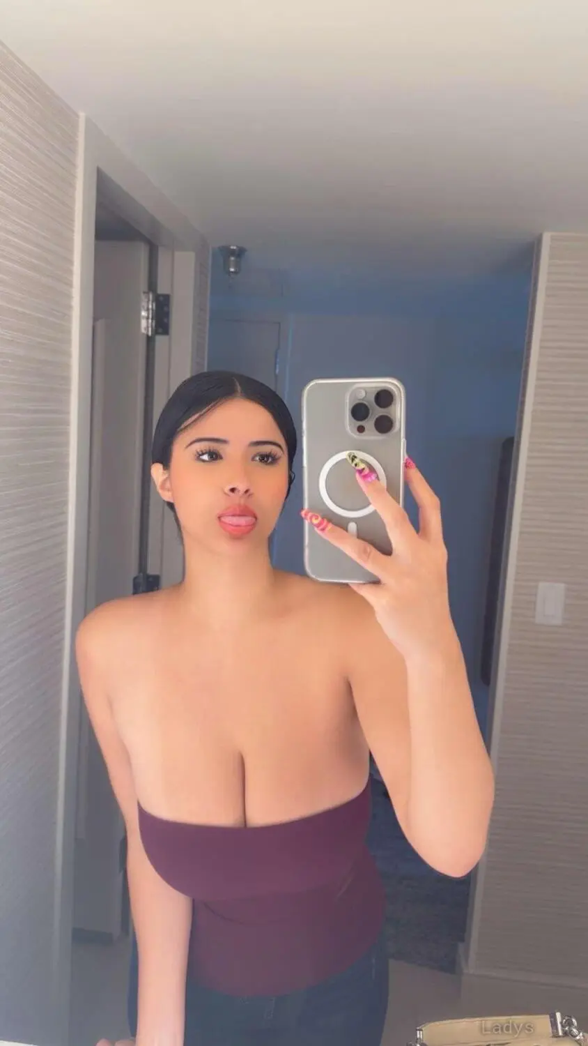Yvonne, 26 years beautiful nude Cologne escorts girl, height 169 sm, Weight 46 kg