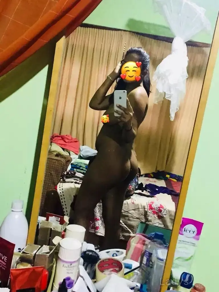 Dinithi, 25 years old Colombo escort girl with big tits, height 168 sm, Weight kg