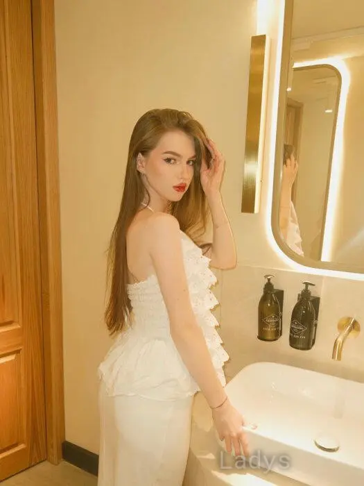 Cinela, 23 years beautiful nude Colombo escorts girl, height 165 sm, Weight 51 kg