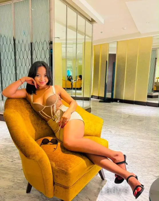 Elenah, 28 years beautiful nude Colombo escorts girl, height 160 sm, Weight 57 kg