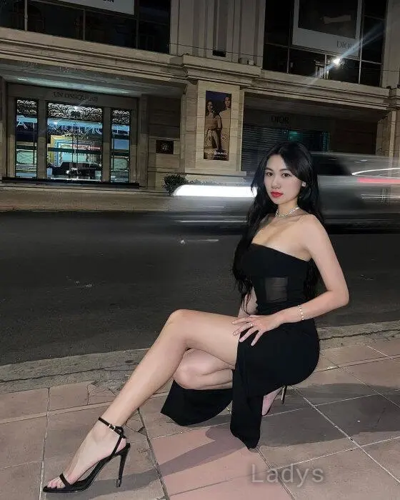 Linda, 26 years beautiful nude Colombo escorts girl, height 164 sm, Weight 55 kg