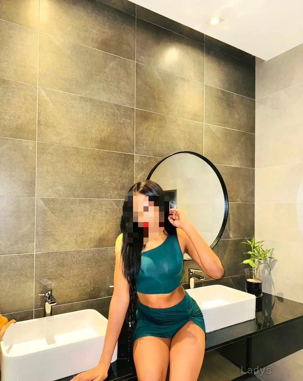 Nathalie, 21 years beautiful nude Colombo escorts girl, height 165 sm, Weight kg