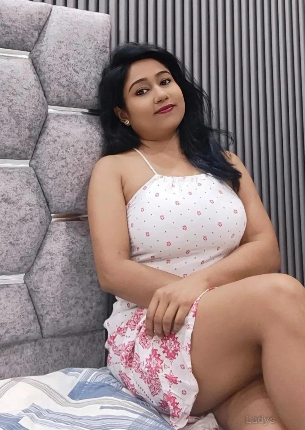 Priya, 21 years beautiful nude Colombo escorts girl, height 153 sm, Weight  kg