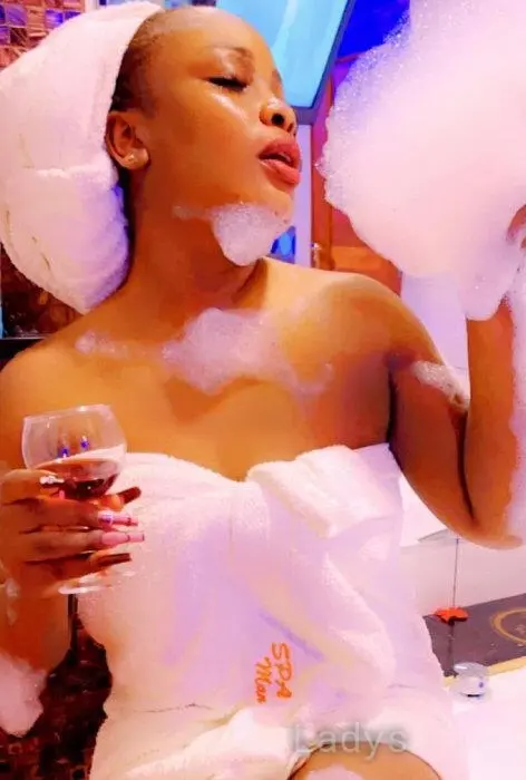 Sharon, 29 years beautiful nude Colombo escorts girl, height 167 sm, Weight 60 kg