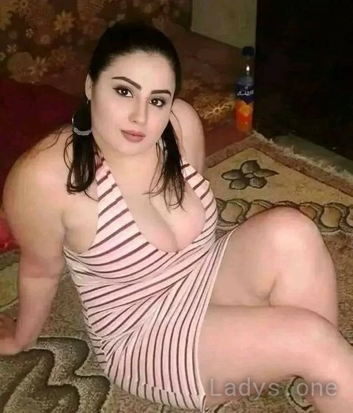 Fuck pusy earn 6000 rm from sugar mummy, 38 years old Cyberjaya escort girl with big tits, height 183 sm, Weight 63 kg