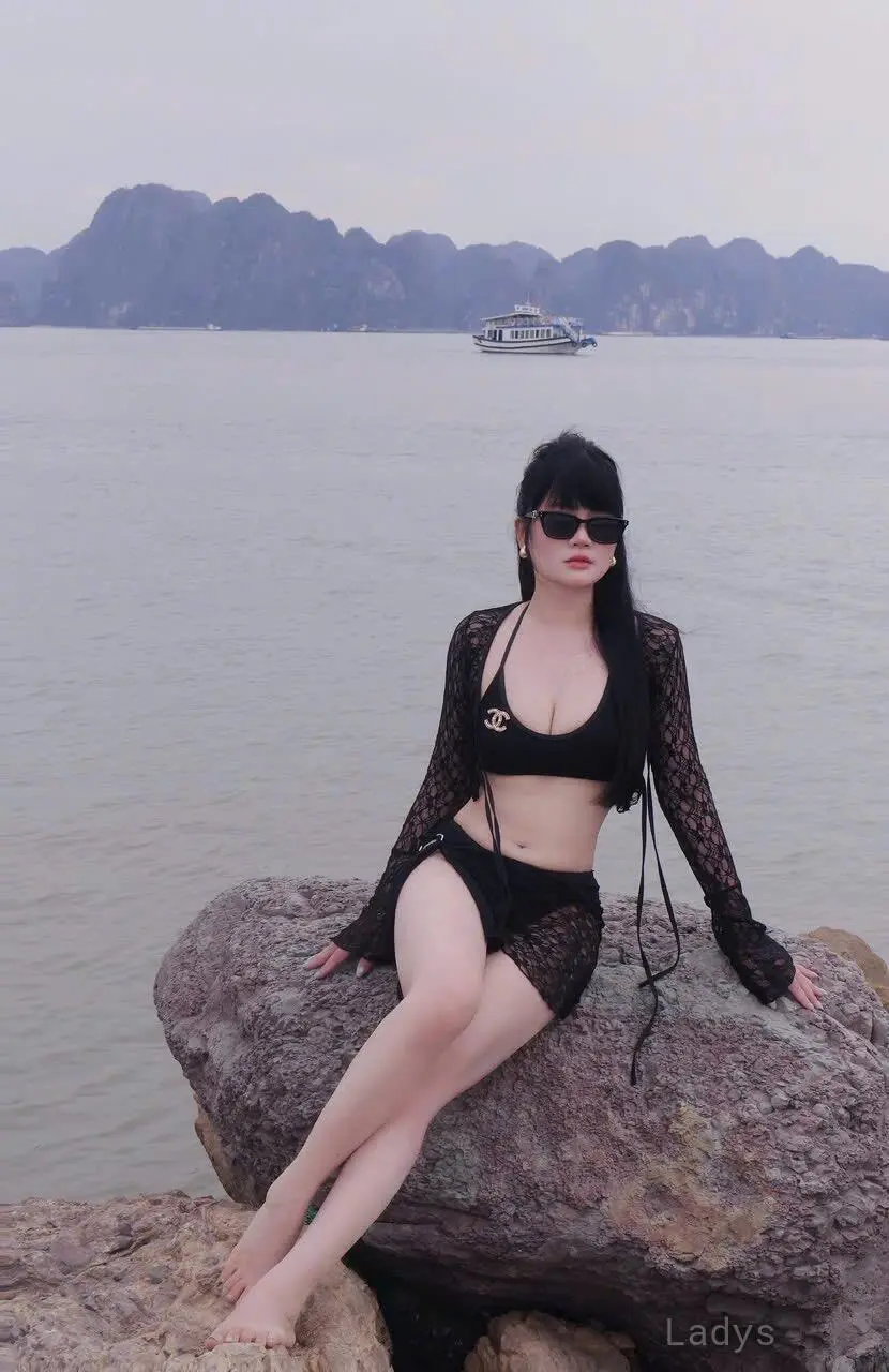 HaTina, 25 years old Da Nang escort girl with big tits, height 162 sm, Weight 52 kg