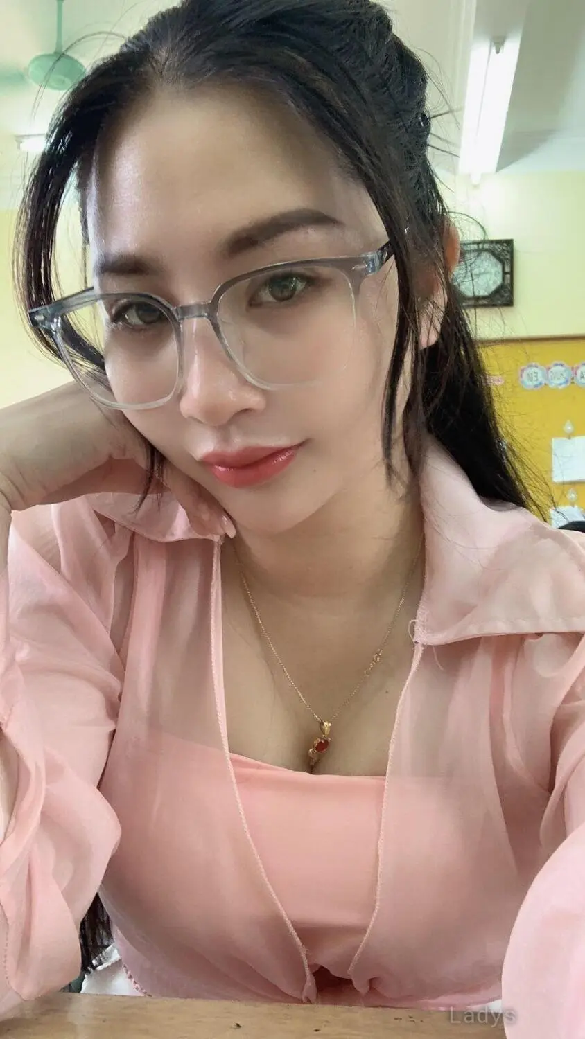 Maya, 21 years old Da Nang escort girl with big tits, height 170 sm, Weight kg