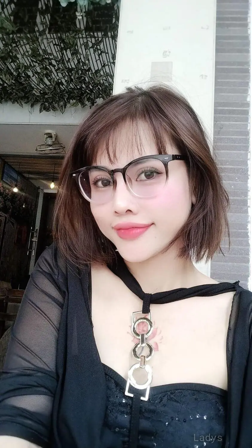 RUBY, 23 years old Da Nang escort girl with big tits, height 165 sm, Weight 50 kg
