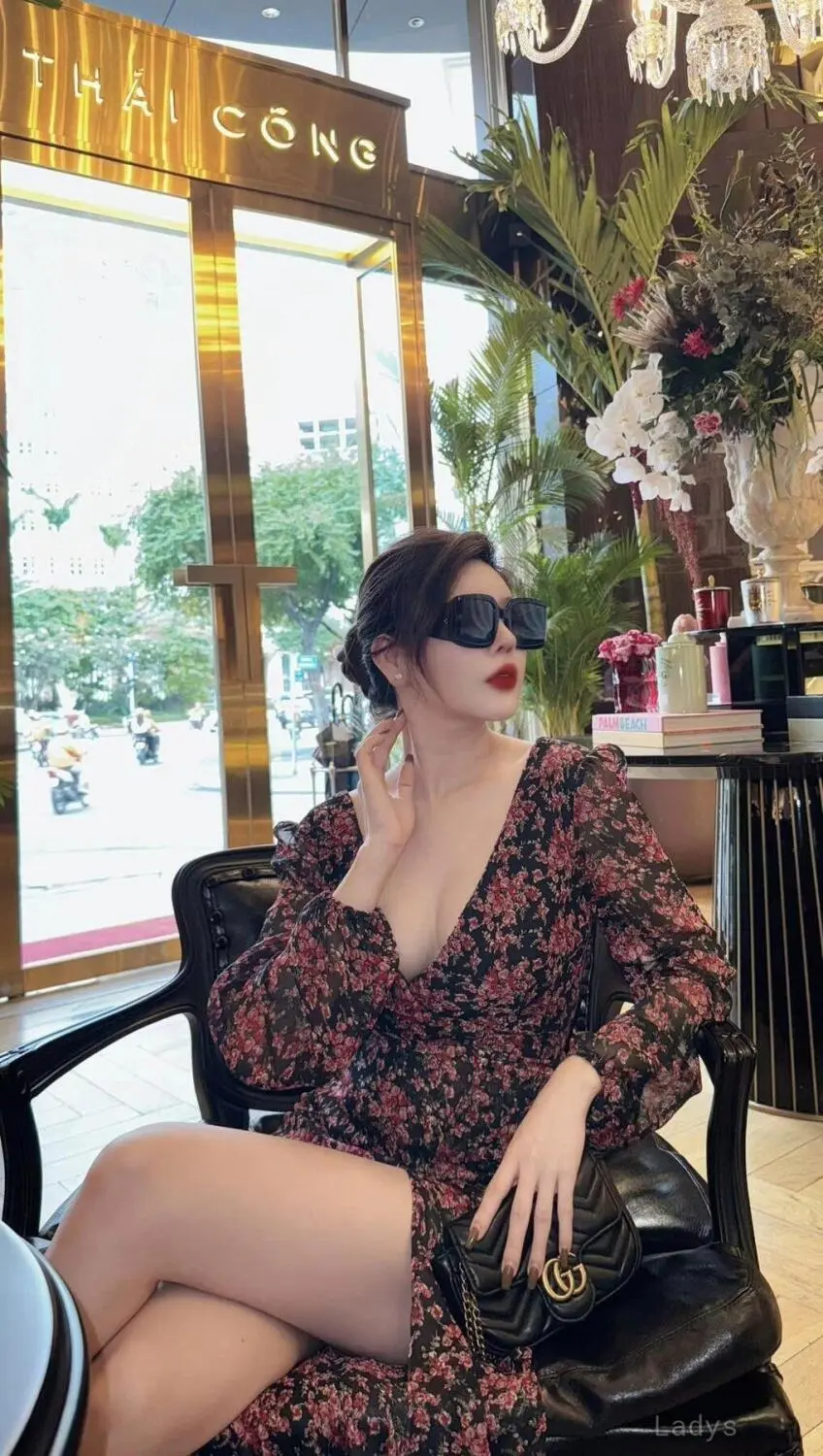 Băng Băng, 21 years beautiful nude Da Nang escorts girl, height 180 sm, Weight kg
