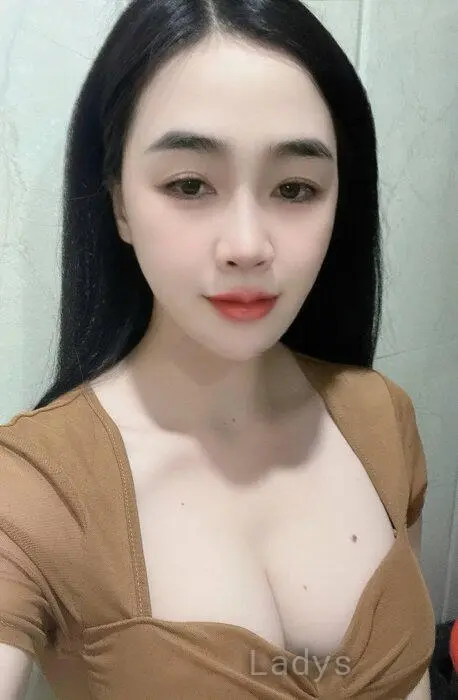 Julia, 24 years beautiful nude Da Nang escorts girl, height 158 sm, Weight 48 kg